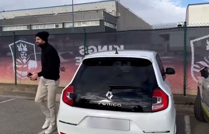 “¿[Has llegado] con tu coche?”, preguntó Romero a Piqué, quien respondió: “Bueno, con el Twingo”. 
<br>