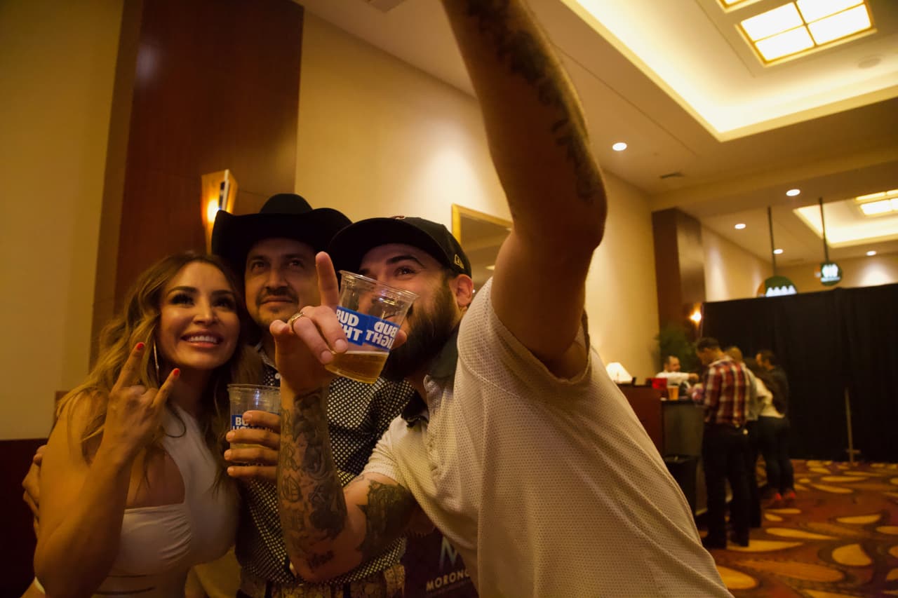 Al final de la celebración, los radioescuchas tuvieron un momento para tomarse fotos con los locutores.