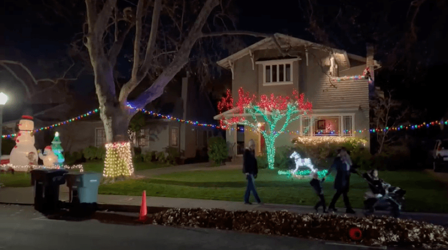 <h2 class="cms-H2-H2">5.- Eventos de villas de Navidad</h2>
<br> 
<br>Además de las calles iluminadas por los residentes, en Sacramento también puedes visitar eventos especiales de temporada.
<br> 
<br>Uno de estos es Imaginarium, un festival de Navidad que 
<b>se encuentra en Cal Expo</b>, los precios de los boletos van de los $19 a los $27 por persona.
<br> 
<br>Otro evento especial de Navidad es Enchant, en el que encontrarás una villa navideña iluminada, además de otras actividades como una pista de hielo para patinar. Los precios de los boletos empiezan desde los $20