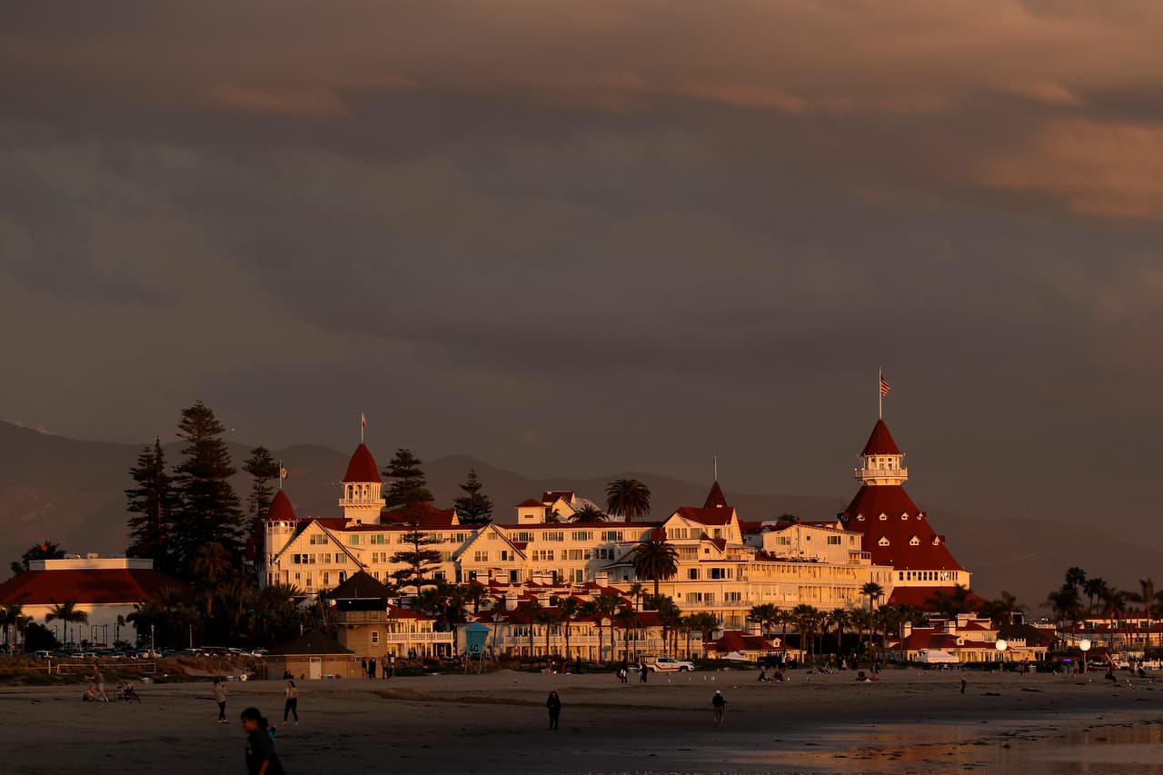 <h2 class="cms-H2-H2"><b>Hotel del Coronado, San Diego</b></h2>
<br>
<br>Abrió sus puertas en 1888. En 1892, Kate Morgan se registró en el Hotel, pero nunca se fue. La joven de 24 años permaneció allí durante cinco días esperando a un visitante, después de que el misterioso huésped nunca llegara, 
<b>Morgan se quitó la vida.</b> Ahora, empleados y huéspedes del hotel han 
<b>reportado luces parpadeantes, </b>televisores que se comportan de forma extraña, caídas de temperatura y olores fantasmales.