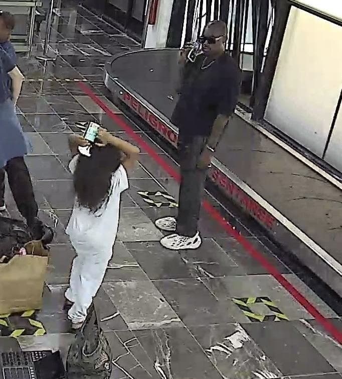 Por cinco días, los hijos del también empresario gozaron de los 
<b>encantos mexicanos en la Casa Wabi</b>, informó la agencia Grosby Group junto a las imágenes de la familia esperando sus pertenencias en el aeropuerto.