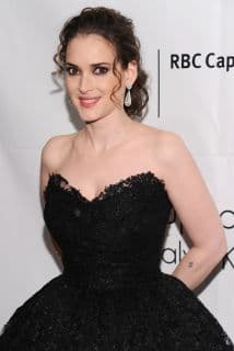 1. En el 2001 la exitosa actriz de Hollywood Winona Ryder fue detenida por robo en un lujoso almacén de Beverly Hills, esto debido a su cleptomanía.