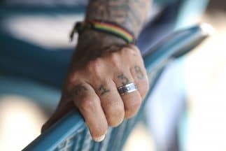 Miembros de la pandilla MS-13 amenazan con atacar a agentes de la policía