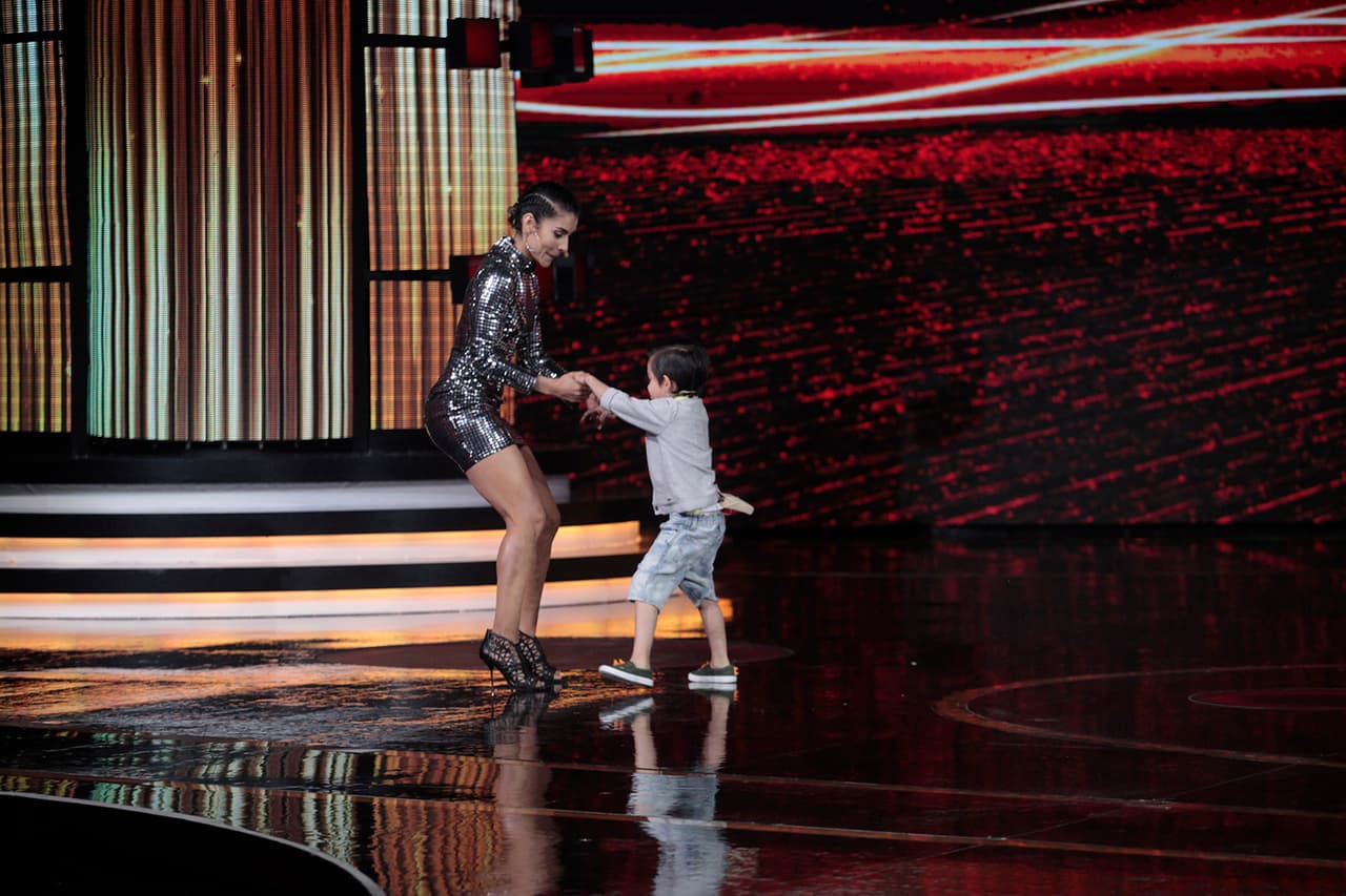 La cantante aceptó el reto sin pensarlo y bajó rápidamente a bailar con el capitán de cinco años.