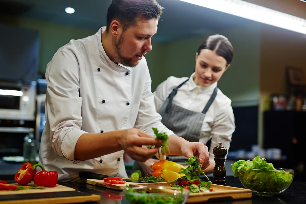 <b>Puesto 3. Cocineros (restaurantes).</b>
<br>
<br>Número de nuevos trabajos proyectados entre 2019 y 2029: 327,300.
<br>
<br>Salario promedio anual (2019): 27,790 dólares.
<br>
<br>Estos trabajadores sazonan y preparan una amplia gama de alimentos en establecimientos que atienden al público en general.