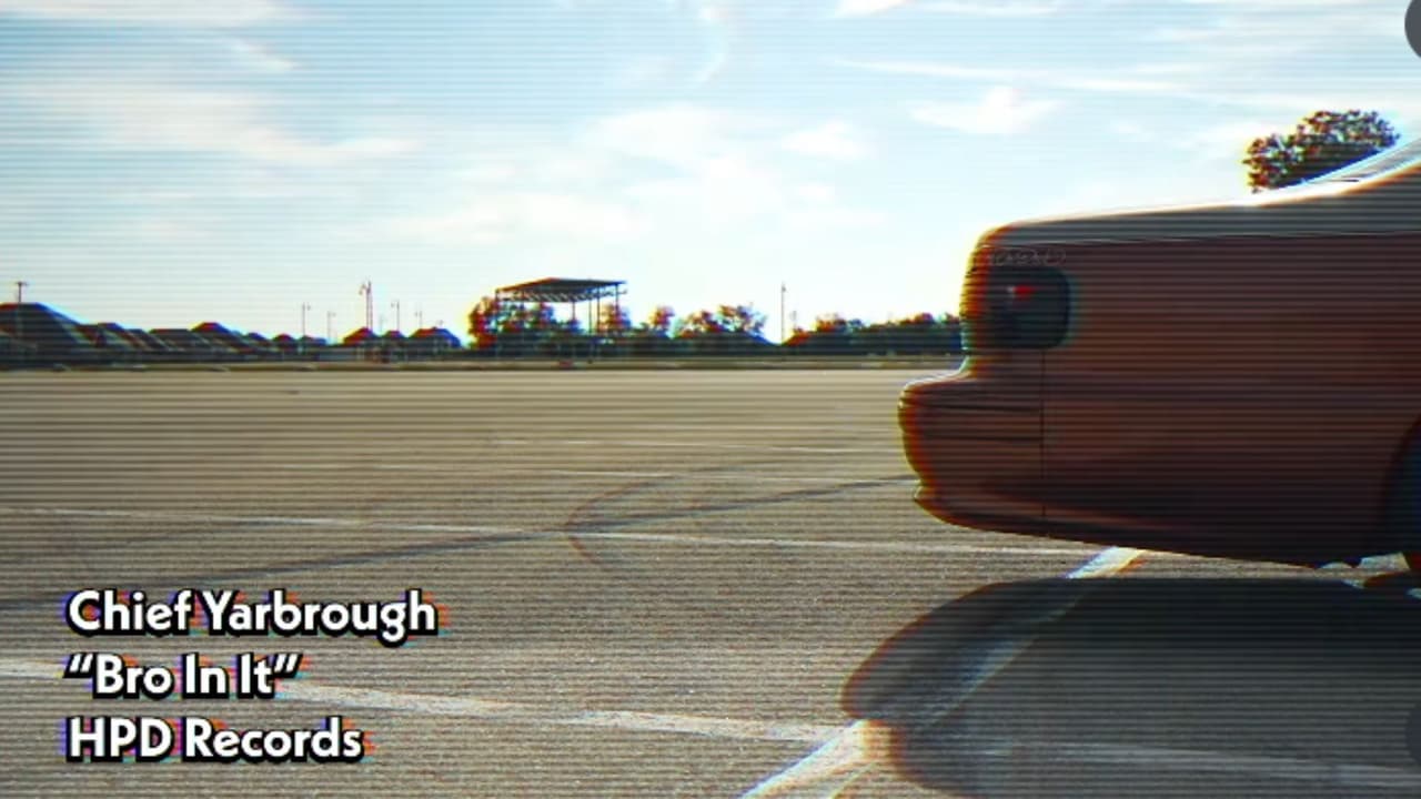 El jefe de Policía de Hutto, Jeffrey Yarbrough, protagonizó un video de rap como parte de una campaña para atraer nuevos oficiales.