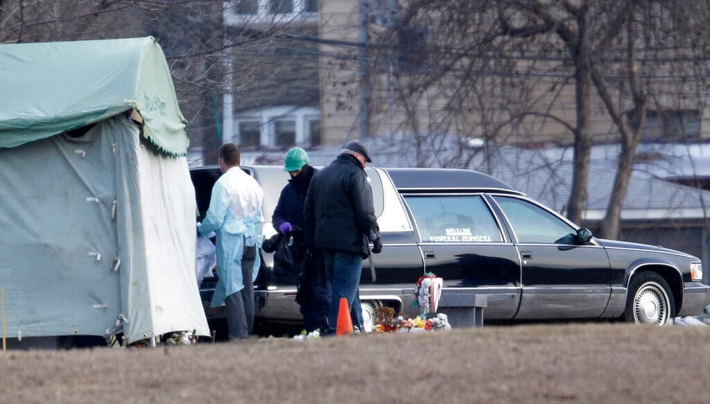 <h3 class="cms-H3-H3"><b>Urooj Khan</b></h3>
<br>
<br>El empresario de Chicago murió repentinamente a los 46 años, solo unas semanas después de ganar $1 millón en 2012 y sin siquiera haber recibido el dinero, informó 
<i>The Chicago Tribune.</i>
<br>
<br>Al principio, su muerte se atribuyó a causas naturales, pero a instancias de su familia, una nueva prueba reveló que había sido envenenado con cianuro. A partir de 2021, su caso seguía sin resolverse.
<br>
<br>En esta fotografía de archivo del 18 de enero de 2013, trabajadores del cementerio Rosehill en Chicago colocan el cuerpo de Khan en un coche fúnebre después de que fuera exhumado para una autopsia que ayudaría a resolver el misterio de su muerte.