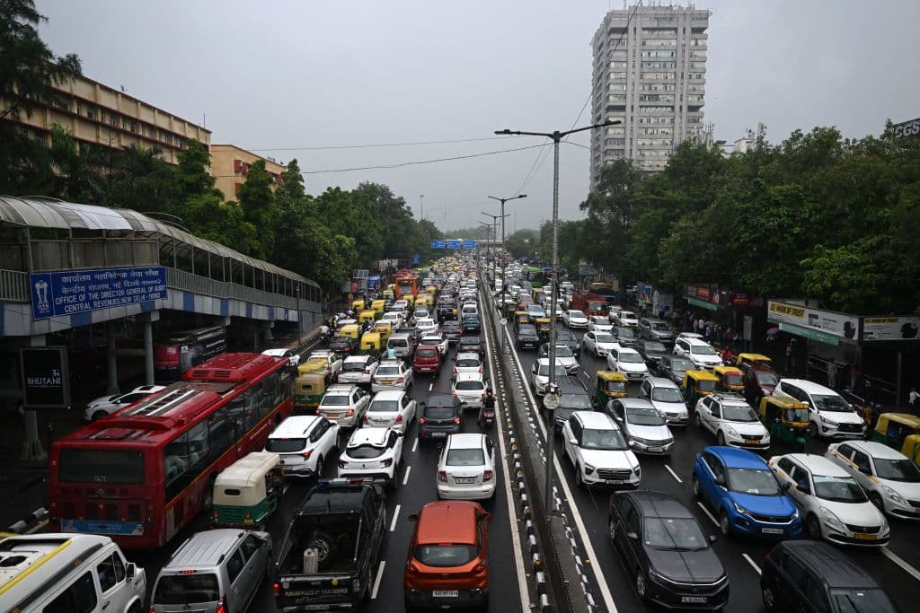 TomTom utilizó una muestra de los datos de una variedad de fuentes distintas, entre ellos los datos flotantes de automóviles (FCD, en inglés), la geolocalización y velocidad de vehículos. La lista corresponde al 
<b>tráfico registrado en el área metropolitana</b> de las ciudades.
<br>
<br>
<b>Lugar 20: Nueva Delhi, India.</b>
<br>
<br>Tiempo promedio para recorrer 6.2 millas: 18 minutos 40 segundos.
<br>Tiempo en horas pico al año: 166 horas.
<br>Velocidad promedio en horas pico: 17 millas/hora.
<br>Variación respecto a 2021: +20 segundos.