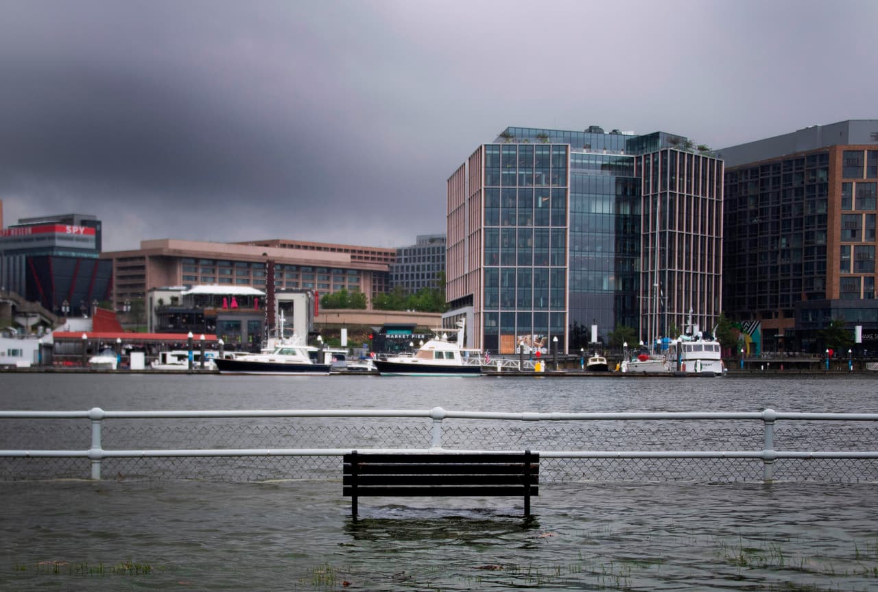 El cuerpo de bomberos del condado Fairfax, al norte de Virginia, informó que respondió a más de 30 llamadas para rescates. Las autoridades aconsejaron a las personas que eviten conducir si es posible. El vecino condado de Arlington también reportó numerosos rescates.