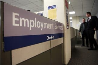 Disminuyen más de lo esperado las solicitudes semanales de subsidio por desempleo en EEUU