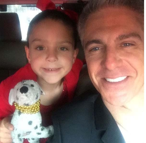 Lisardo con su hermosa hija rumbo al teatro.