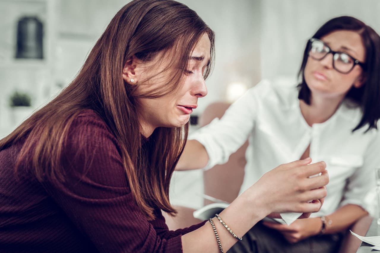 <b>Evita hablar de tu ex.</b> Más allá de la plática inicial que tengas con tus amigas o con tus padres, evita, en medida de lo posible, hablar de tu ex. Es difícil porque formaba parte de tu vida, pero deberás aprender a vivir sin esa otra mitad.