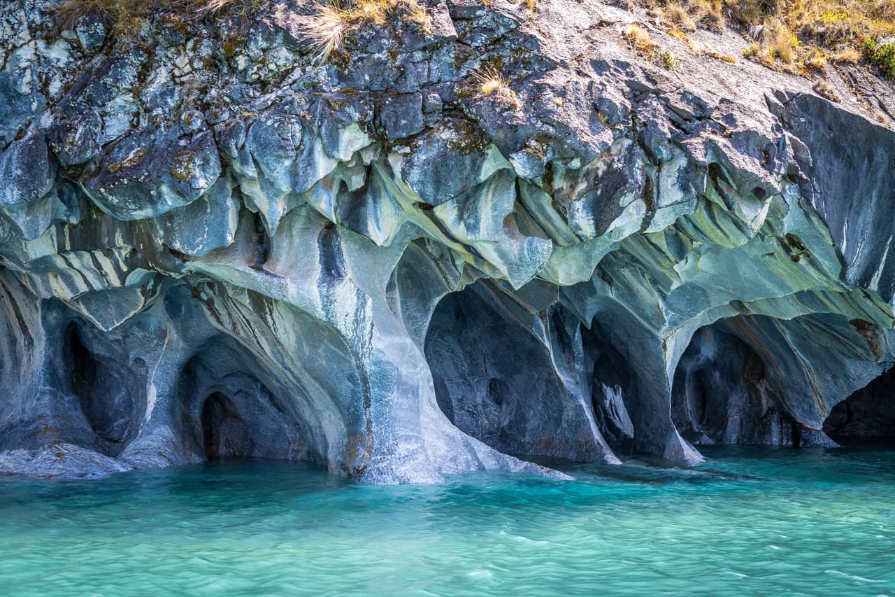 <h3 class="cms-H3-H3">Capillas de Mármol, Chile</h3>
<br>
<br>También llamadas “Catedrales de Mármol”, estas cuevas son uno de los puntos turísticos más atractivos de la Patagonia. Solo se puede llegar a ellas por bote y están sobre una isla hecha de mármol y cerca de un glaciar. Su espectacular interior es el resultado de 6,000 años de erosiones.
<br>