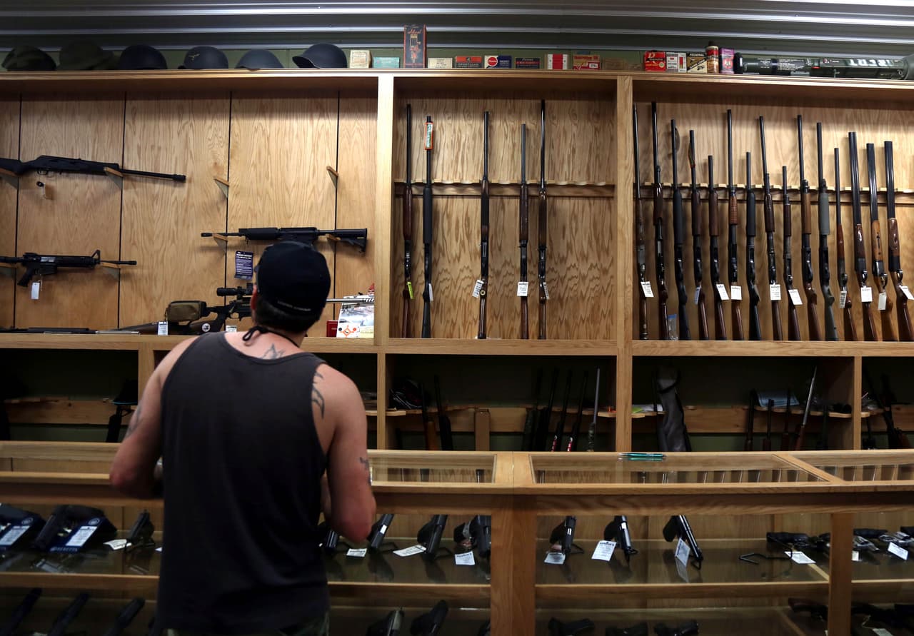 Un cliente busca un rifle para comprar en Banger's Sports Shop en Winslow, Nueva Jersey, en el sur rural del estado, el 28 de mayo, 2016. La tienda ofrece clases certificadas por la Asociación Nacional del Rifle de manejo y seguridad de armas, tiro al arco, municiones y equipos de caza. Chuck Berwick, un veterano de la guerra en Afghanistan, la fundó hace cinco años. Desde ese entonces la ha ampliado dos veces.