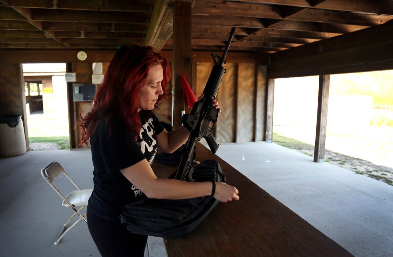 Lex Macklin, 22, una de las empleadas de Banger's, da una demostración de cómo disparar un rifle por fuera de las leyes del estado de Nueva Jersey, en el campo de tiro de la tienda de armas.