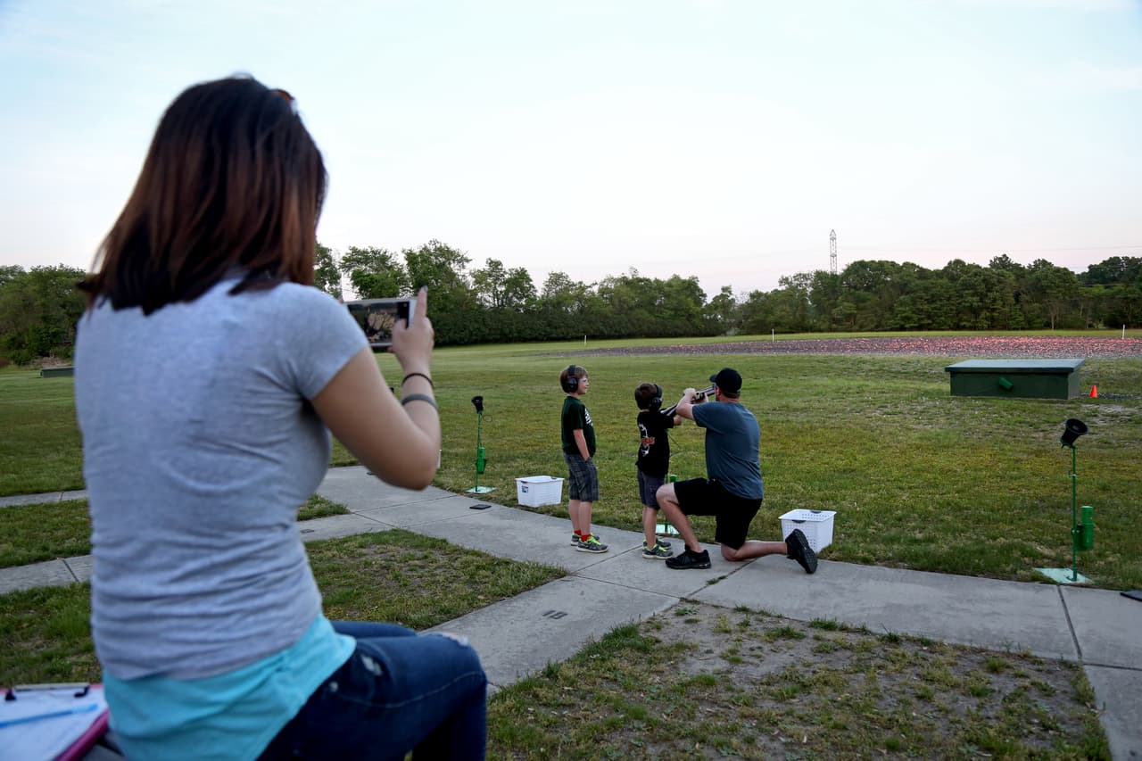 Gloria Berwick, la esposa de Chuck Berwick, el presidente de Banger's, la tienda de armas, toma una foto de Chuck mostrándole a Nate, el hijo de Gloria, cómo disparar un rifle, el 26 de mayo, 2016, en Berlin, en el sur de Nueva Jersey.