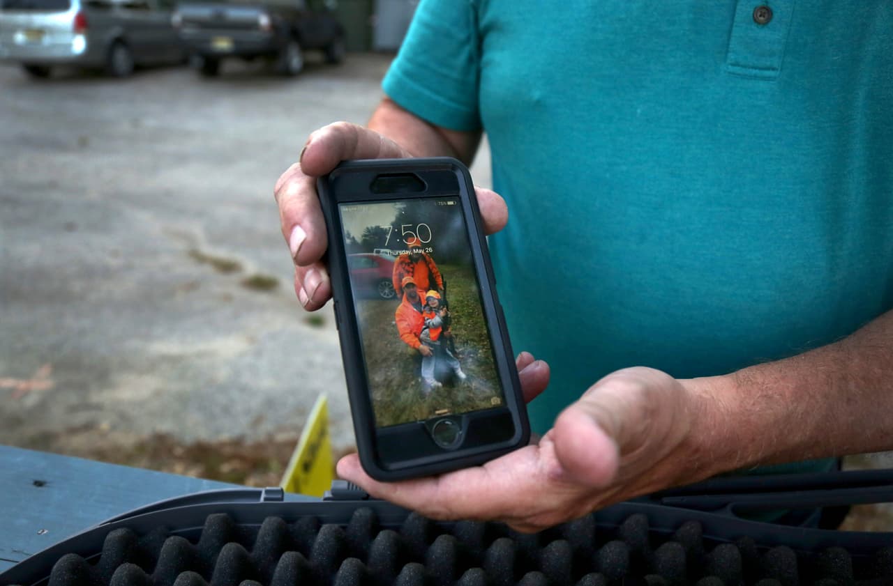 Uno de los miembros del Club de Armas de Pine Valley, en Berlin, Nueva Jersey, quien prefirió no decir su nombre, muestra orgulloso una foto de su nieta sosteniendo un rifle. "El rifle es más grande que ella. Así aprendí yo, y así aprendieron mis hijos", dijo.