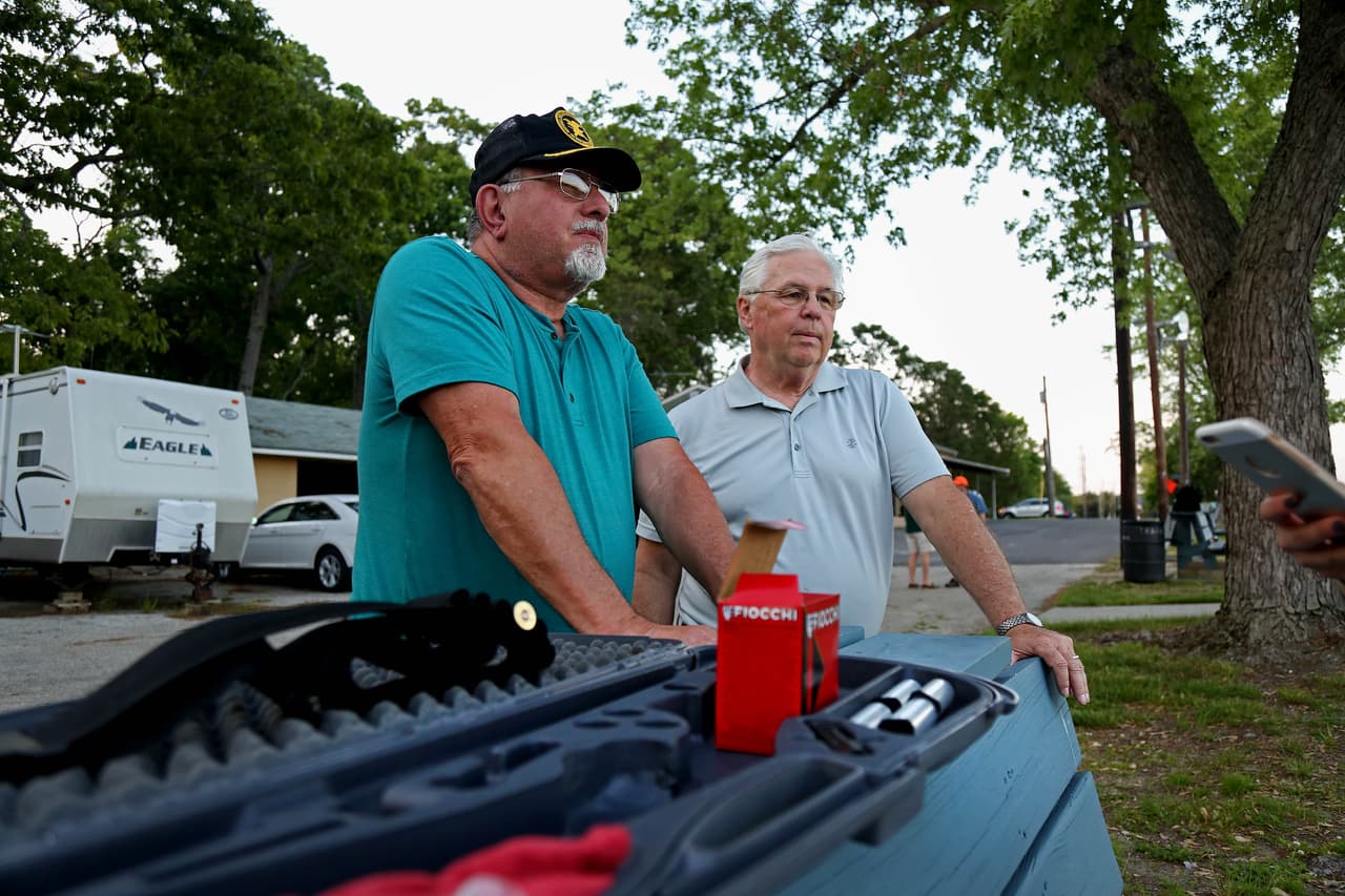 Dos miembros del Club de Armas de Pine Valley, que prefirieron no decir su nombre, esperan su turno para disparar en el campo de tiro durante un evento familiar que organiza el club todos los jueves por la noche.