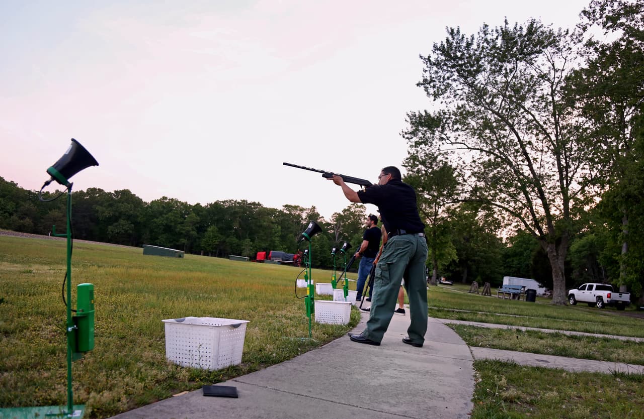 Tito González, de padres puertorriqueños, dispara un rifle en un evento del Club de Armas de Pine Valley, en Berlin, Nueva Jersey, en el sur rural del estado, el 26 de mayo de 2016.