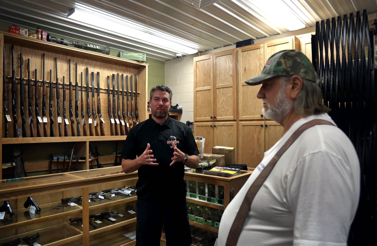 Berwick, el presidente de Banger's, habla con un cliente de política. "El problema con Hillary Clinton y los demócratas es que quieren regalar todo, y la gente no quiere trabajar. Nada es gratis en la vida. La gente ya no entiende el concepto del valor del dinero. Pero (Donald) Trump sí lo entiende".