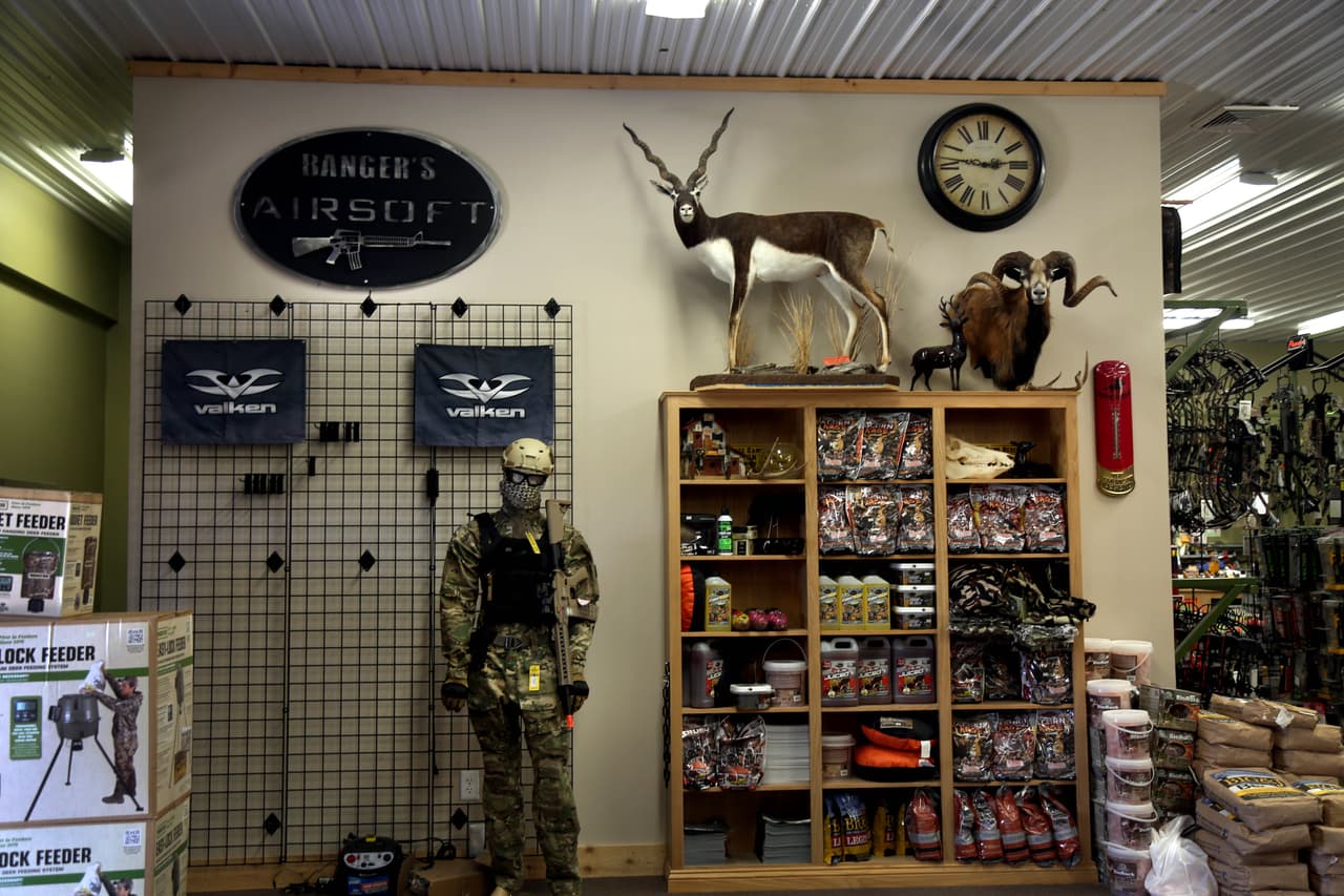 Entre la mercancía en Banger's hay uniformes militares, de camuflaje, y trampas y comida para animales salvajes.