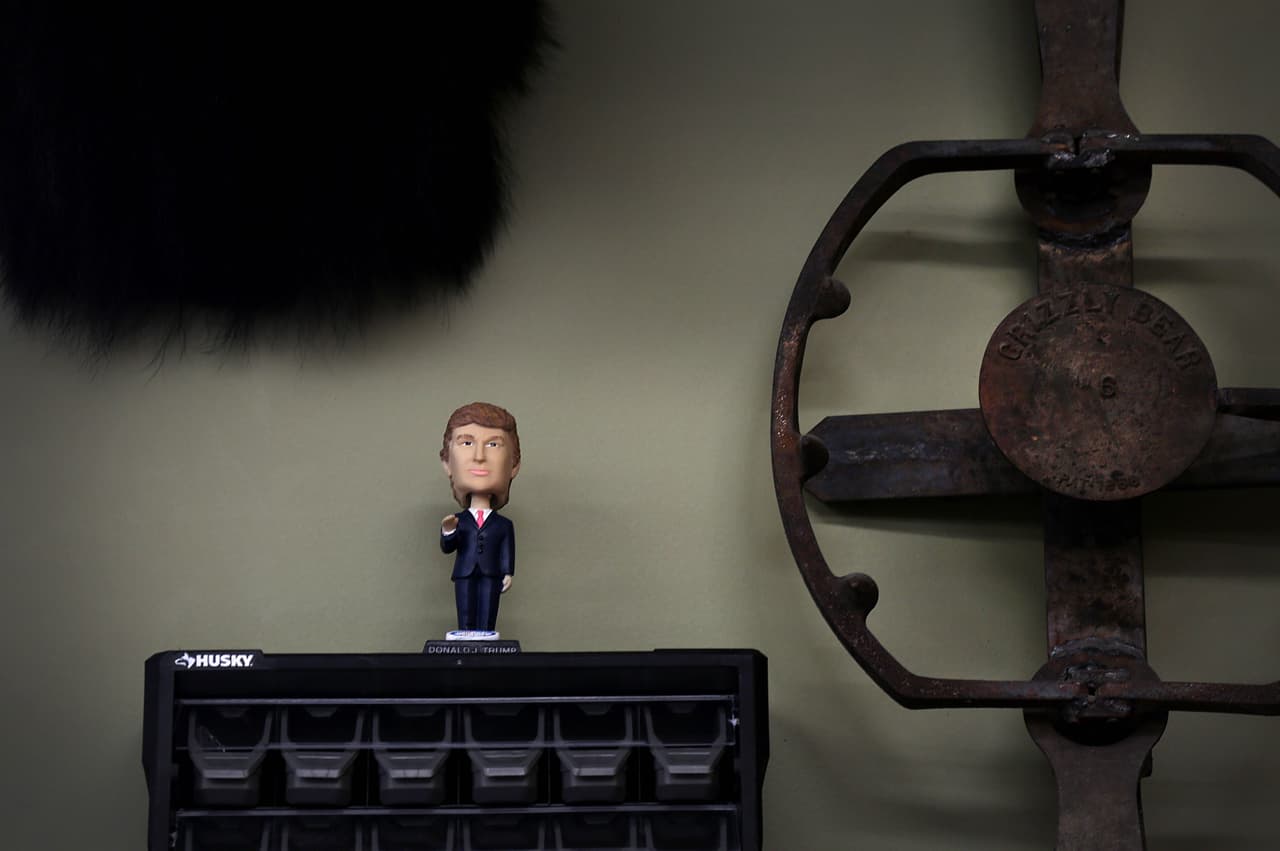 Un muñeco de Donald Trump, el virtual nominado republicano a la presidencia, adorna una repisa en la tienda de armas Banger's en el sur de Nueva Jersey.