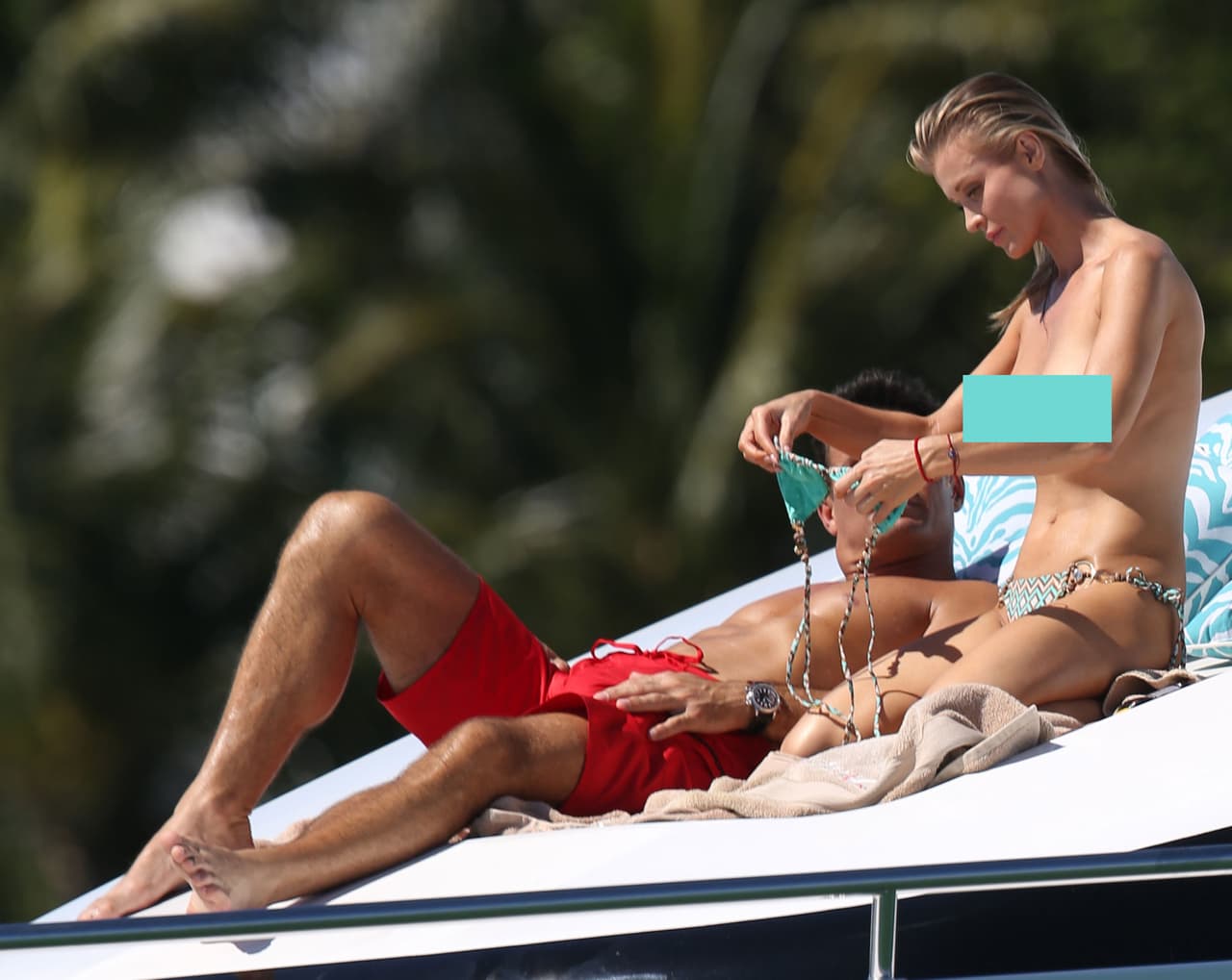 Y lo hizo completamente topless.