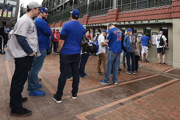 Cientos de fanáticos se dieron cita en el Wrigley Field para ser testigos del primer partido de la temporada en casa.