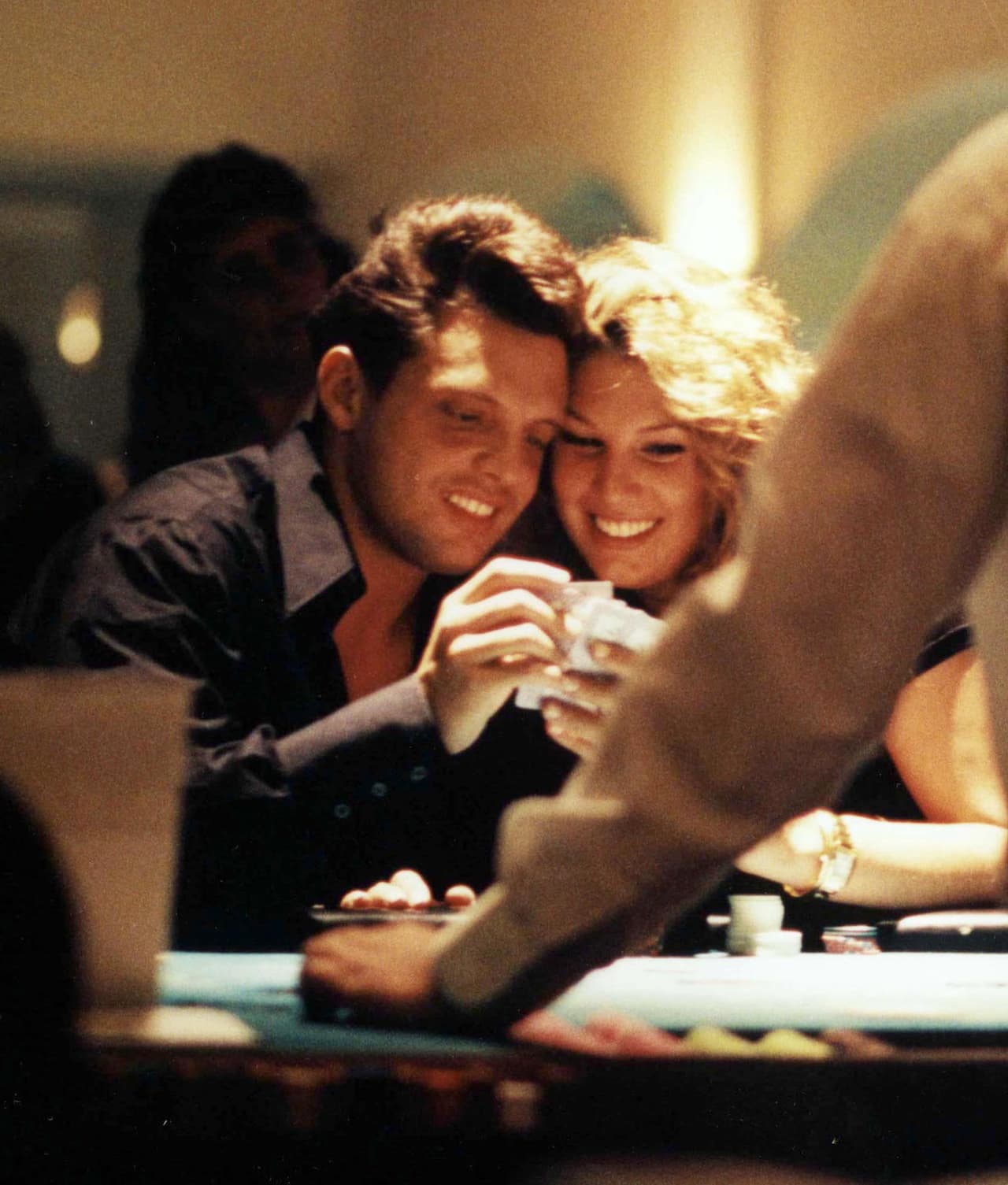 En la década de los 90 mantuvo una de sus relaciones más mediáticas. Luis Miguel se enamoró de la cubana 
<b><a href="https://www.univision.com/entretenimiento/chismes/luis-miguel-y-daisy-fuentes-compartieron-cena-romantica" target="_blank">Daisy Fuentes</a></b>, su noviazgo duró tres años y finalizó en 1993, cuando ella era famosa por ser presentadora de la cadena de videos MTV en su versión en inglés y español. 
<br>