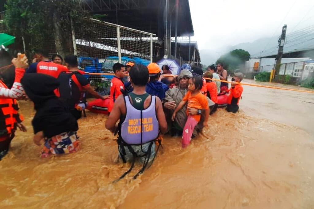 Hay unos 10,000 poblados en la ruta de la tormenta, según responsables de gestión de emergencias. Las lluvias del tifón se extendían por 248 millas (400 kilómetros), como parte del que ya es uno de los sistemas más fuertes que golpea al país este año.