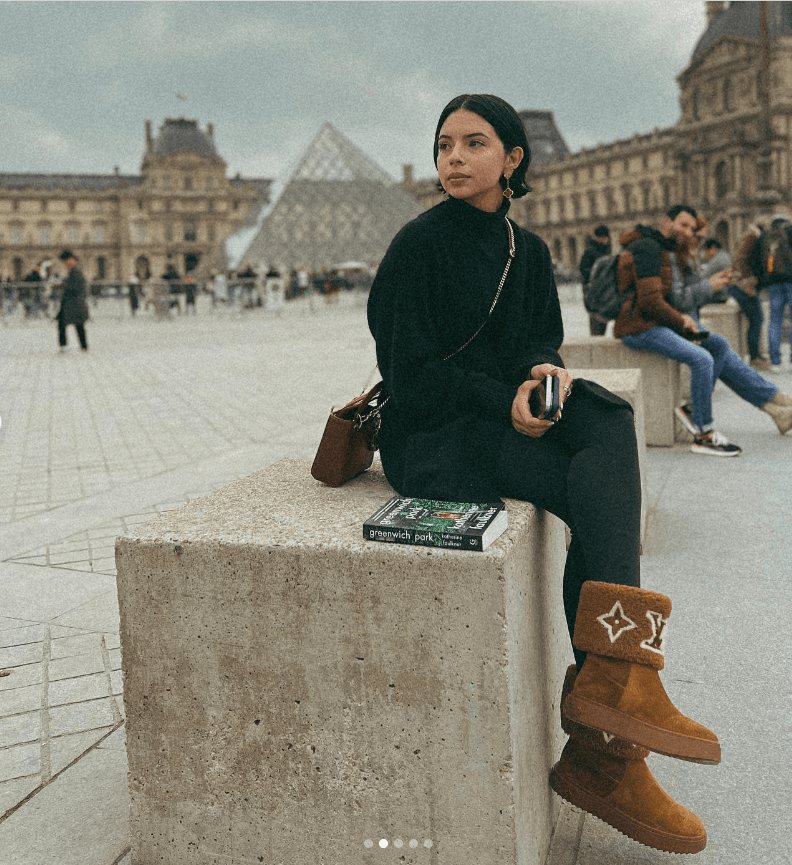 Ángela Aguilar lució unas botas de Louis Vuitton en París