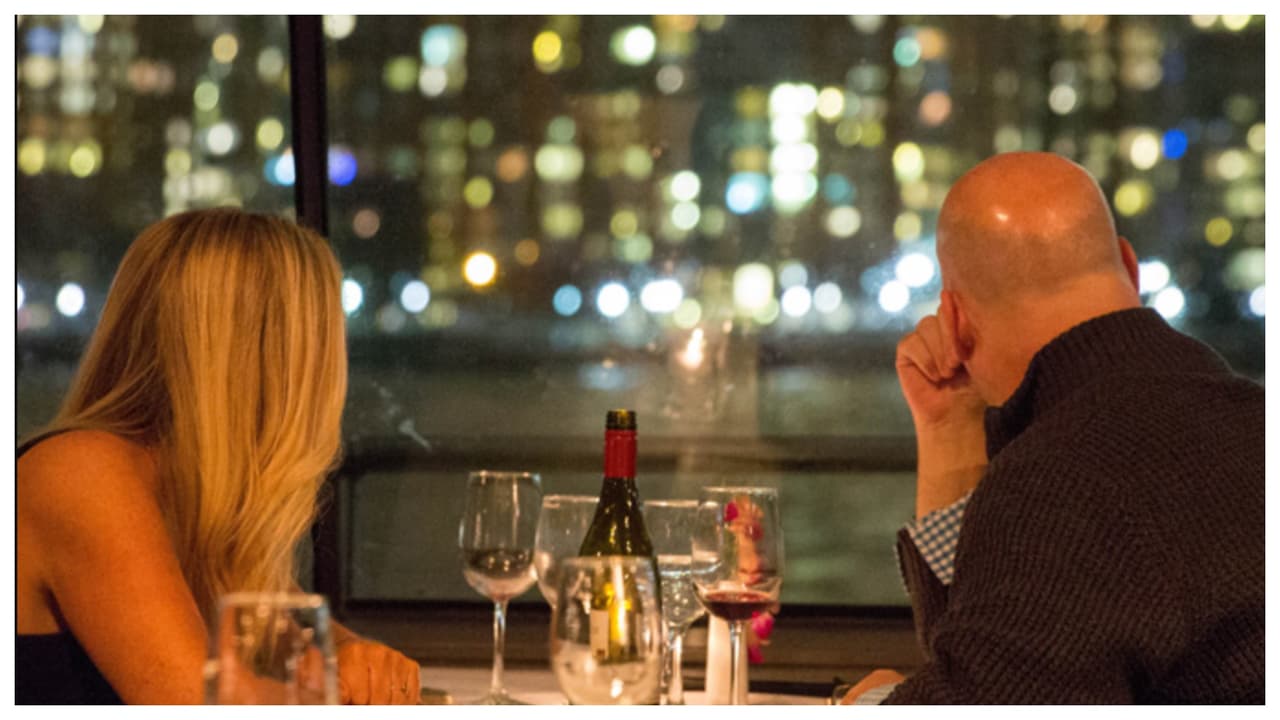 <b>Navegar por el Hudson</b>
<br>Muchos de
<b> los lugares más románticos de NYC </b>pueden verse navegando desde un yate de lujo por el Hudson River, como Gourmet 
<a href="https://www.virginexperiencegifts.com/new-york/gourmet-new-york-dinner-cruise?queryID=56e7b23a69debaef34cdef0d1e9de659&userToken=anonymous-c4c6753e-297e-43e9-afae-88c2682434ea">New York Dinncer Cruise de Virgin</a>. Además de una panorámica de Manhattan, puedes ver el Puente Brooklyn y la Estatua de la Libertad.