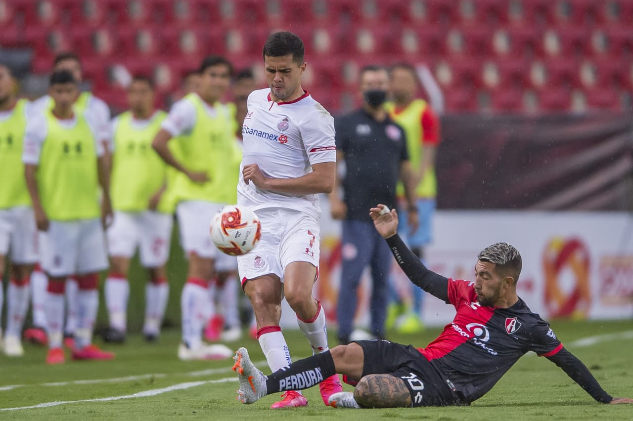 La balanza se inclina un poco más hacia el lado del toluca quienes aprovechan las bandas para atacar a los Zorros.