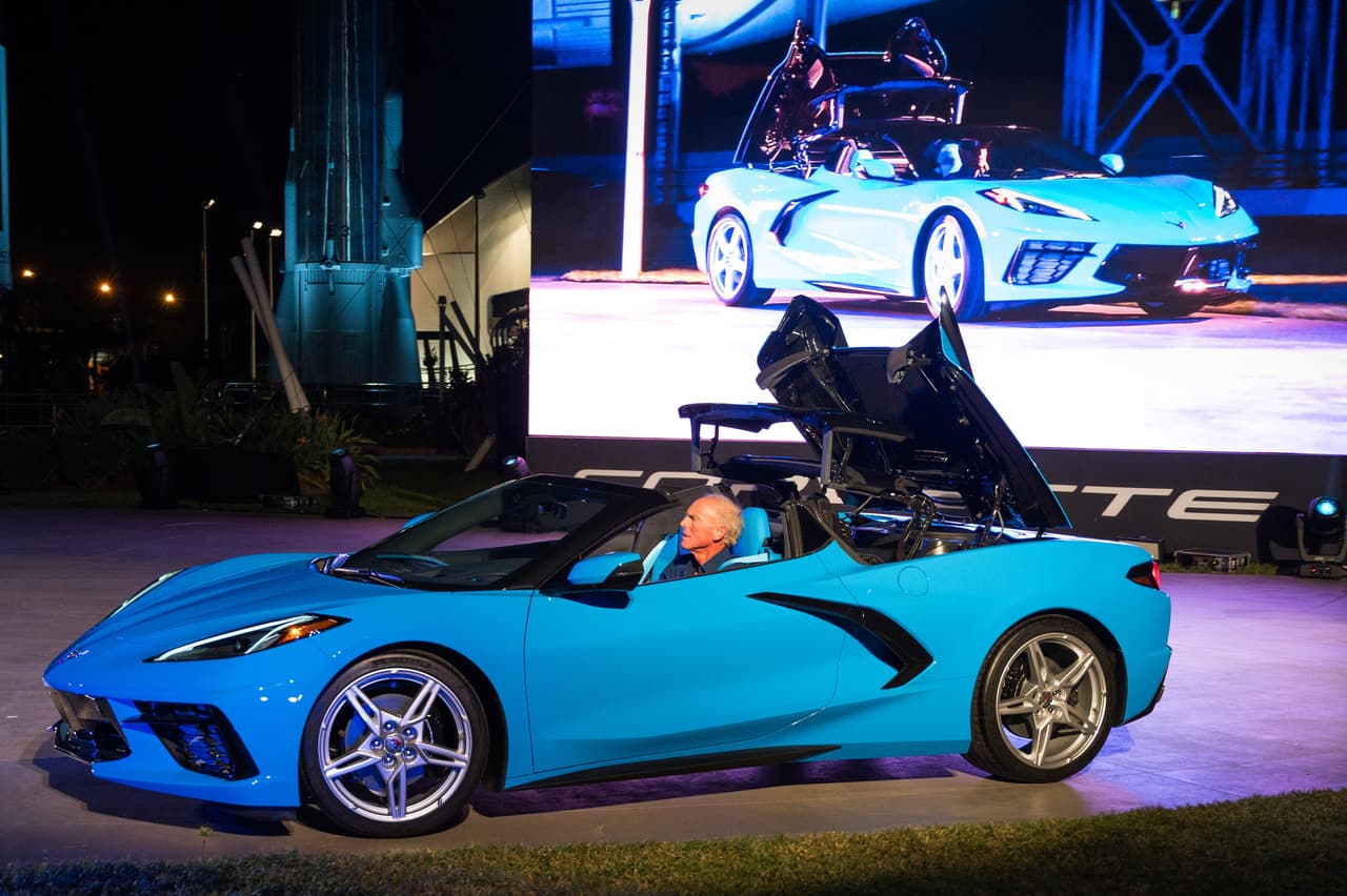 El modelo regular está programado para entrar en las líneas de producción a finales de 2019, mientras que el descapotable tiene su cita en la planta de ensamblaje para finales del primer trimestre de 2020.