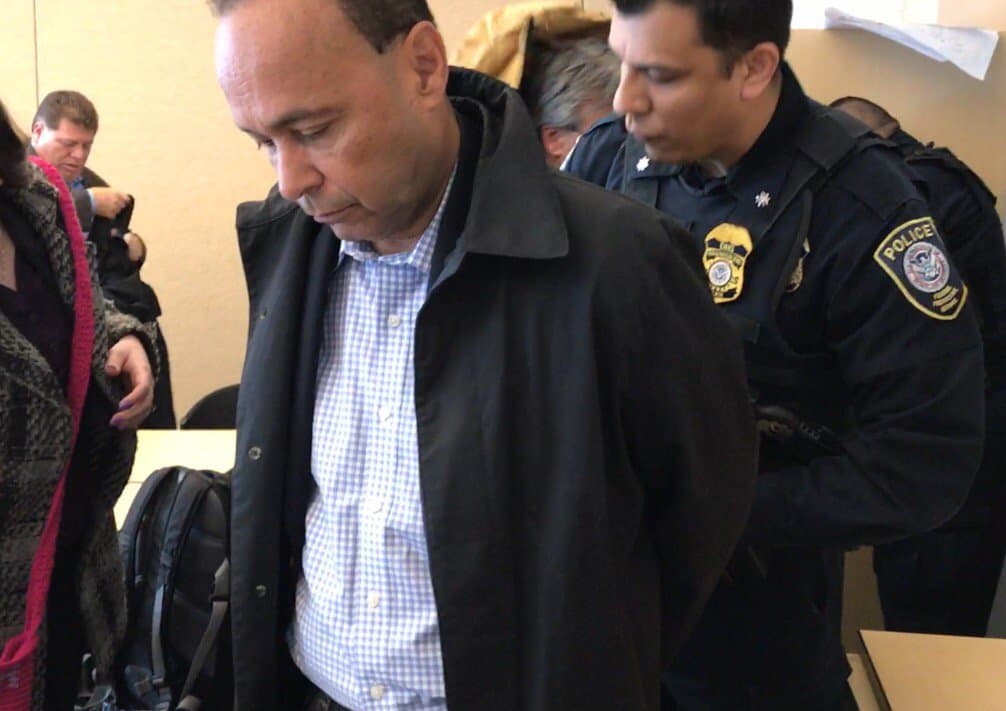 Congresista Luis Gutiérrez y varios activistas se negaron a retirarse de oficinas de ICE en Chicago