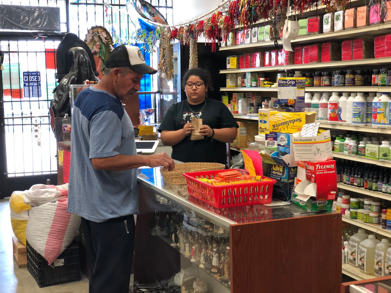 Estos artículos esotéricos y místicos tienen mucha demanda y así como los inmigrantes, han roto fronteras para llegar a las tiendas y mercados de Estados Unidos.