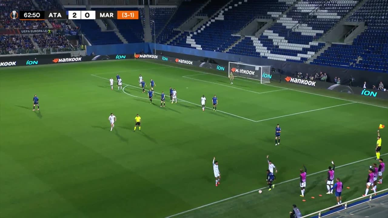 ¡CERCA! Jordan Veretout disparó que se estrella en el poste.