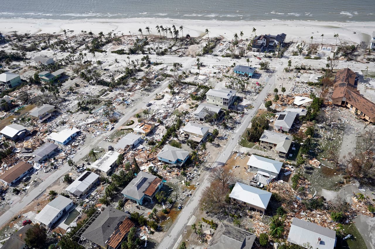 Esta foto aérea muestra casas dañadas y escombros tras el paso del huracán Ian, el jueves 29 de septiembre de 2022, en Fort Myers, Florida.