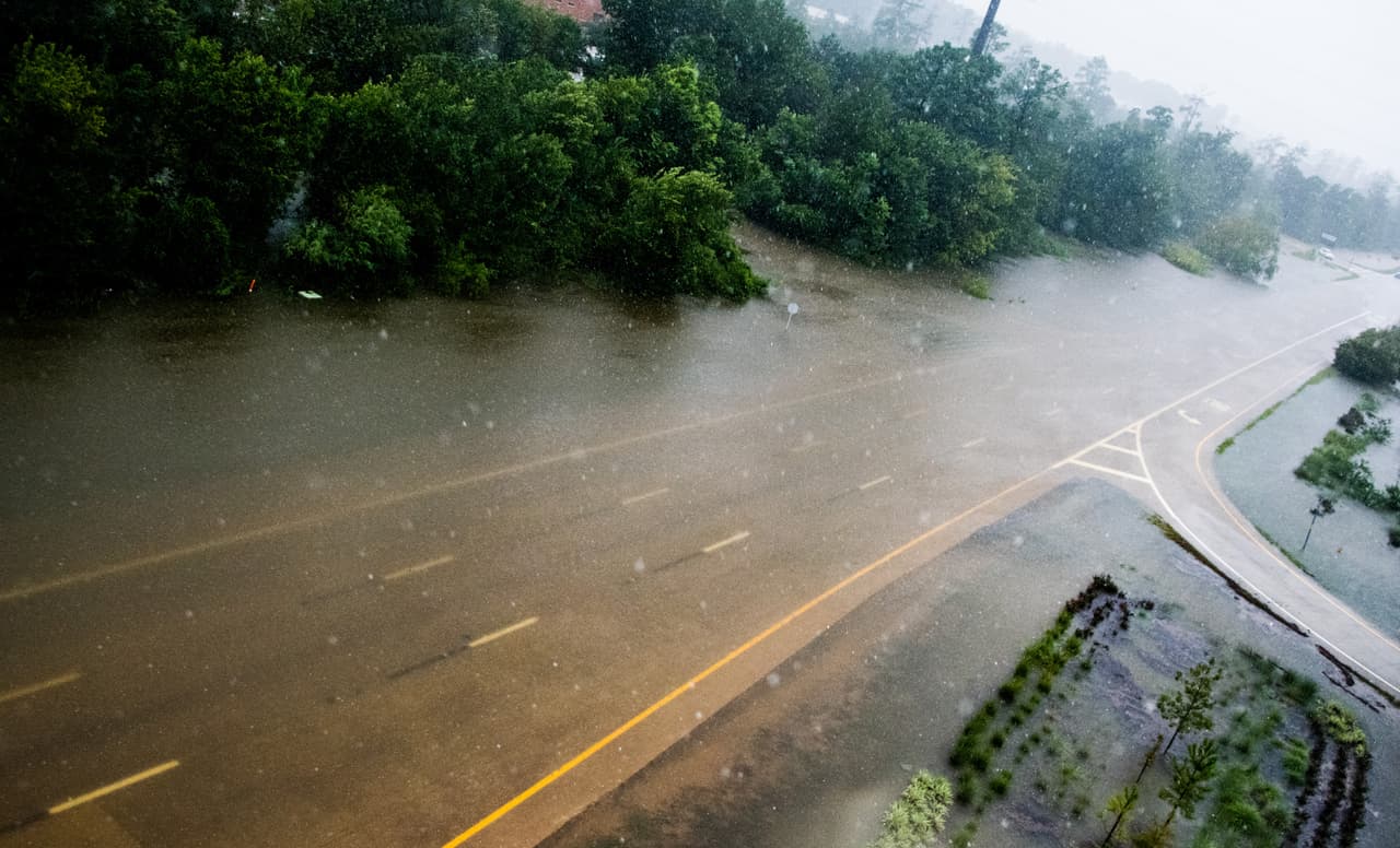 Las vias inundadas de Woodlands, al norte de Houston