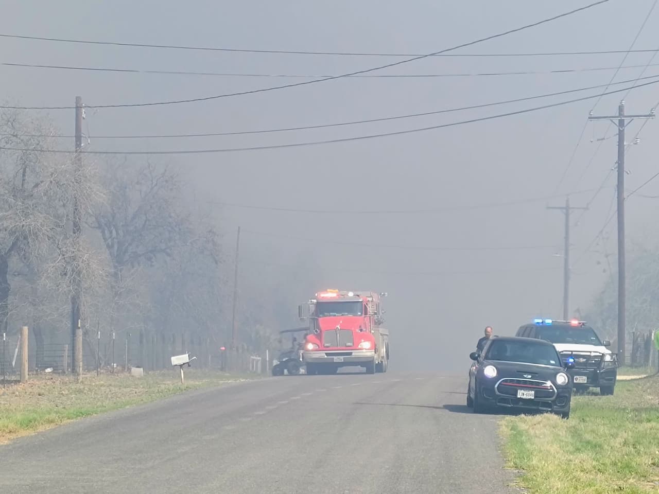 Autoridades dijeron que este miércoles continuará el trabajo de remoción de cenizas para evitar que algunas áreas vuelvan a incendiarse.