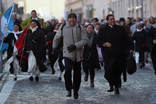 Bajo un sol radiante y cielo azul, la plaza estaba abarrotada de peregrinos y curiosos. Los que no pudieron entrar escogieron lugares a lo largo del bulevar principal que lleva a la plaza para ver al papa en enormes pantallas de televisión.