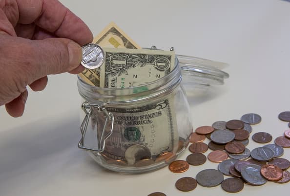 <b>La oportunidad de enriquecimiento: </b> Estados Unidos es el país que más millonarios genera anualmente. Según un informe de Bloomberg, 
<a href="https://www.bloomberg.com/news/articles/2019-03-13/the-u-s-now-has-more-millionaires-than-sweden-has-people" target="_blank">la cifra de hogares ricos en 2018</a> es equivalente a la población de Suecia o Portugal.