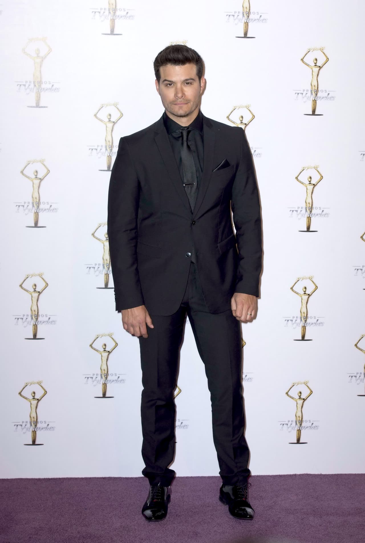 <b><a href="http://www.univision.com/temas/brandon-peniche">Brandon Peniche</a></b> se fue con la tendencia del 'total black', lució muy elegante.