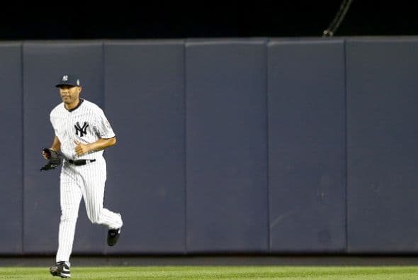 Mientras Mariano Rivera corría al montículo48.675 aficionados que llenaron el estadio estallaron en sonoros vítores.