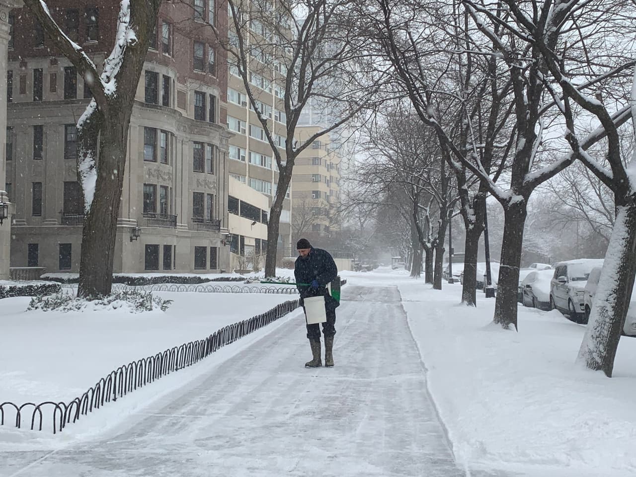 Residentes salieron desde muy temprano a remover el exceso de nieve en las aceras.