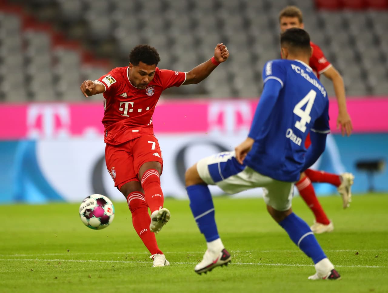 Schalke tocaba la puerta desde el primer minuto, pero los goles bávaros no tardaron en caer.