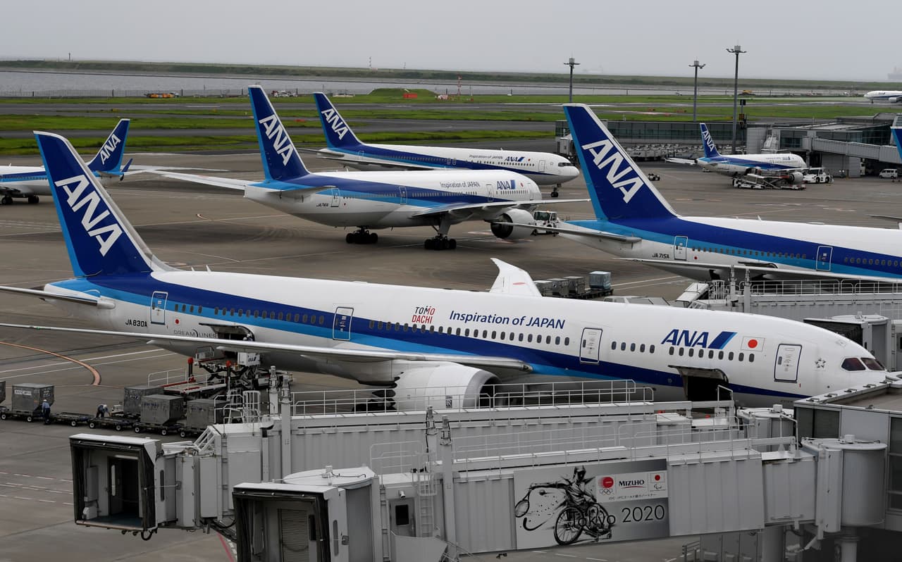 <b>Un pasajero de más, que subió por error (Diciembre 27 de 2017)</b>
<br>El vuelo 175 de All Nippon Airways con rumbo a Japón salió del Aeropuerto Internacional de Los Angeles este martes a las 11:36 am. Pero, tras cuatro horas de vuelo, los 226 pasajeros regresaron a su punto de partida después de que la tripulación descubriera que
<a href="https://www.univision.com/los-angeles/kmex/noticias/trending/un-avion-regresa-a-los-angeles-tras-8-horas-de-vuelo-porque-un-pasajero-se-subio-por-error"> <b>un pasajero había abordado la nave por error</b></a>
<b>. </b>El incidente se hizo viral una vez la John Legend y su esposa la reportaran en vivo a través de las redes 
<br>
<br>