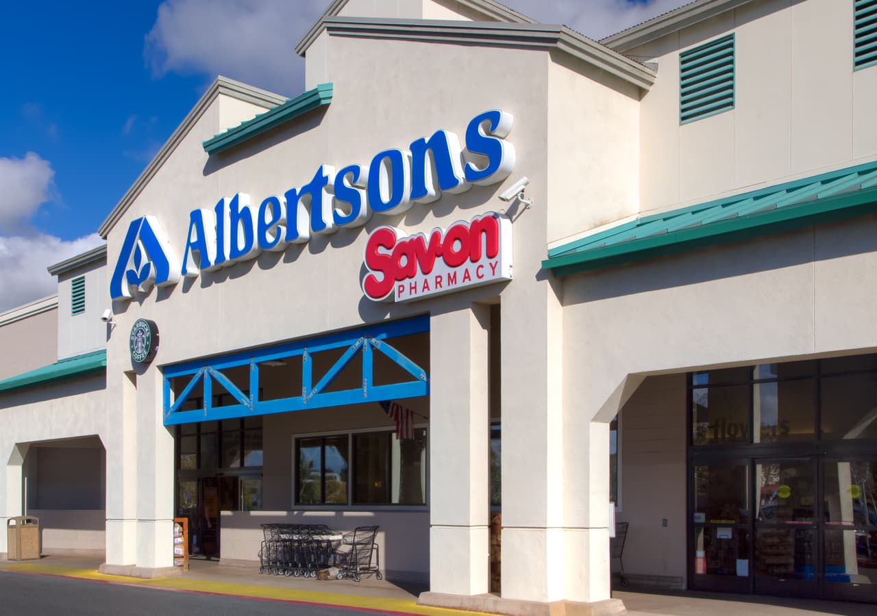 <b>Albertsons.</b>
<br>
<br>La compañía propietaria de los automercados Albertsons también maneja las cadenas Safeway, Vons y Jewel-Osco. Tienen abiertas numerosas vacantes, desde posiciones en el servicio de flores hasta encargados de la distribución de alimentos. 
<br>
<br>Ofrecen una variedad de trabajos a tiempo parcial y completo que abarcan una amplia gama de niveles de habilidad.
<br>