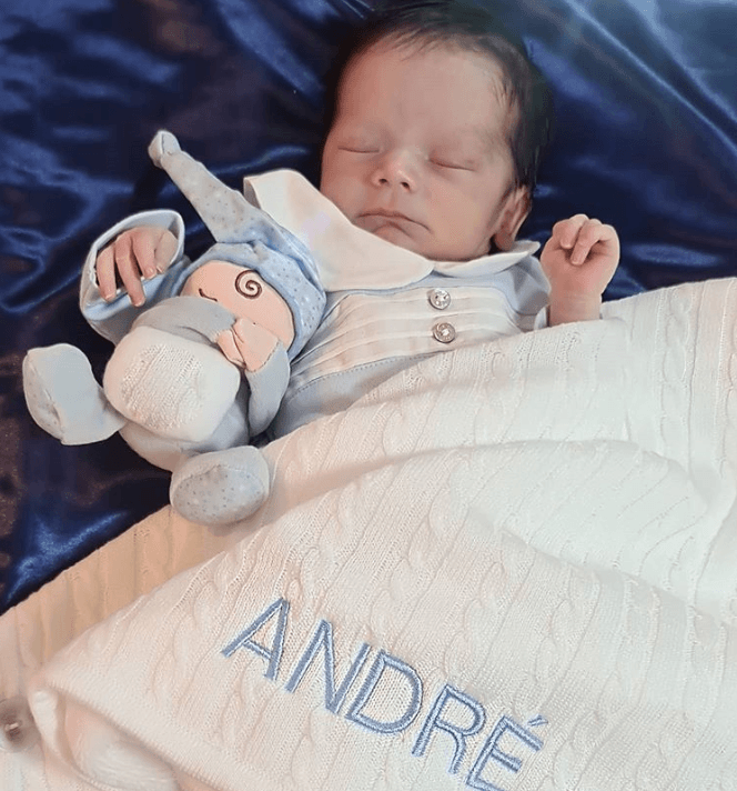 Minutos después, Sherlyn compartió otra fotografía del bebé, también en la cuenta de André.