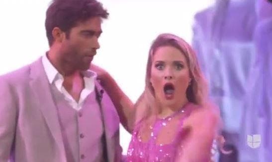 La pareja de actores sorprendió al público y a los jueces con el tierno gesto. En ese entonces, Kimberly Dos Ramos y Rodrigo Guirao actuaban en el remake de la famosa telenovela Rubí.